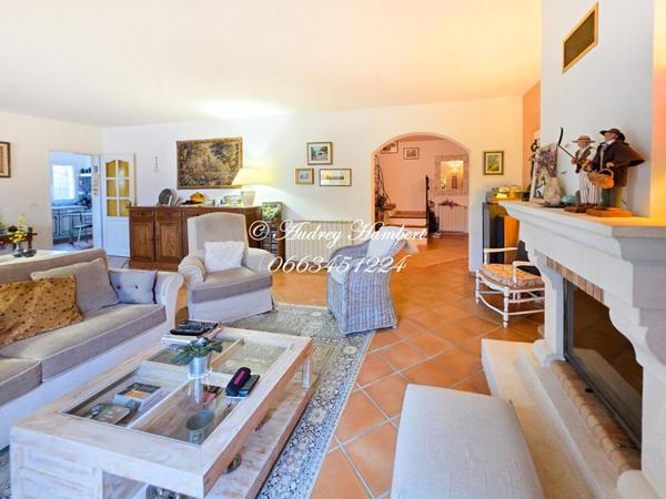 PIERREVERT, SUPERBE VILLA de 165 m² avec piscine, jardin clos et arboré de 1100 m² et belles prestations