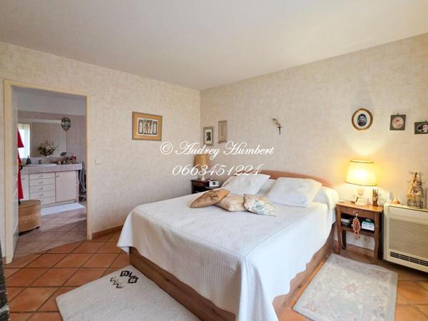 PIERREVERT, SUPERBE VILLA de 165 m² avec piscine, jardin clos et arboré de 1100 m² et belles prestations