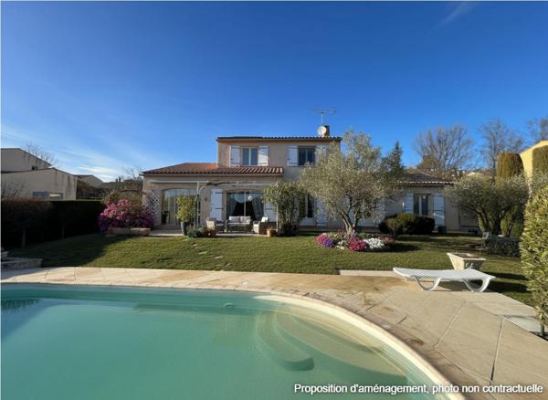 PIERREVERT, SUPERBE VILLA de 165 m² avec piscine, jardin clos et arboré de 1100 m² et belles prestations