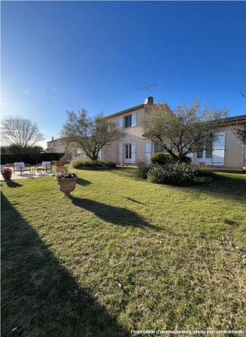 PIERREVERT, SUPERBE VILLA de 165 m² avec piscine, jardin clos et arboré de 1100 m² et belles prestations