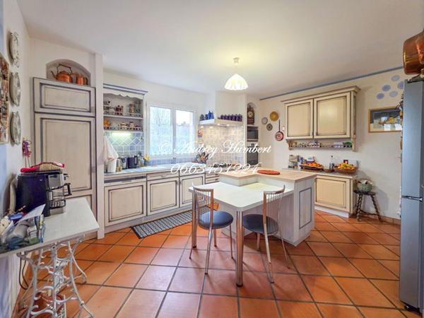 PIERREVERT, SUPERBE VILLA de 165 m² avec piscine, jardin clos et arboré de 1100 m² et belles prestations