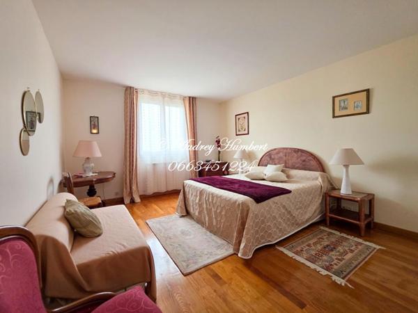 PIERREVERT, SUPERBE VILLA de 165 m² avec piscine, jardin clos et arboré de 1100 m² et belles prestations