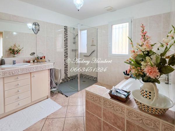 PIERREVERT, SUPERBE VILLA de 165 m² avec piscine, jardin clos et arboré de 1100 m² et belles prestations