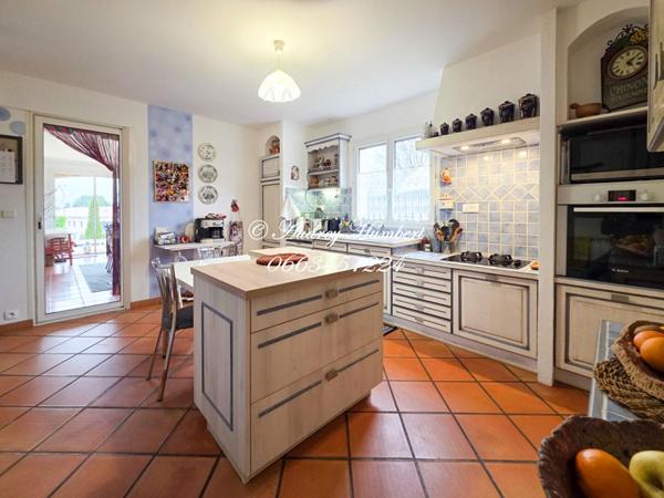 PIERREVERT, SUPERBE VILLA de 165 m² avec piscine, jardin clos et arboré de 1100 m² et belles prestations