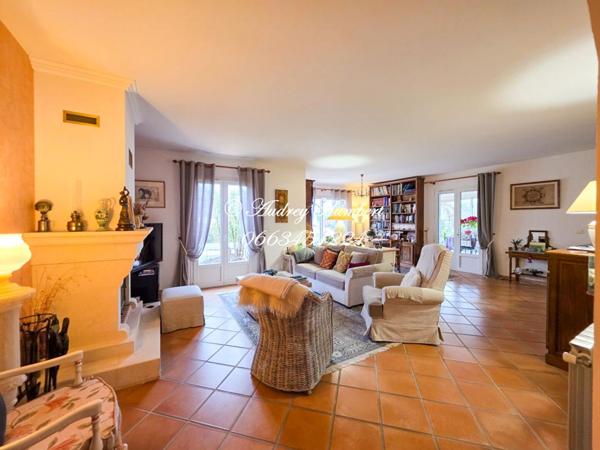 PIERREVERT, SUPERBE VILLA de 165 m² avec piscine, jardin clos et arboré de 1100 m² et belles prestations