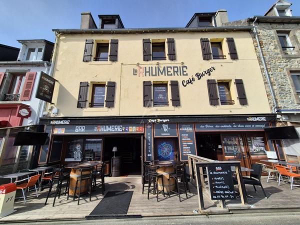INVESTISSEMENT GLOBAL RARE  MURS COMMERCIAUX + FONDS + 2 APPARTEMENTS  VUE MER  PORT DE CAMARET-SUR-MER