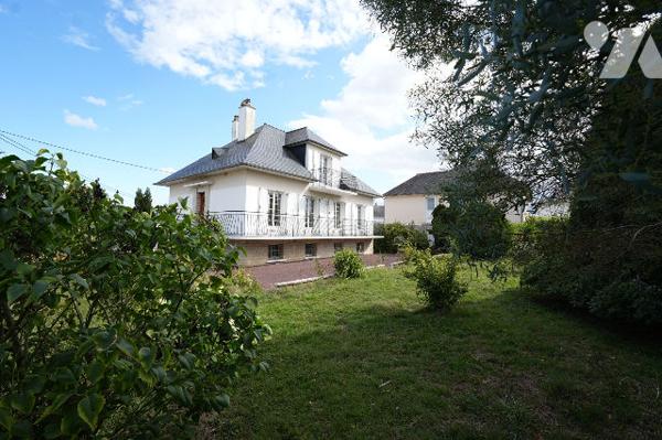 Maison quatre chambres et un bureau avec sous sol complet et jardin clos
