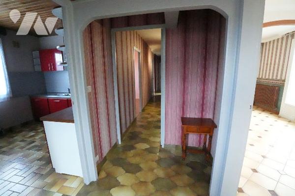 Maison quatre chambres et un bureau avec sous sol complet et jardin clos