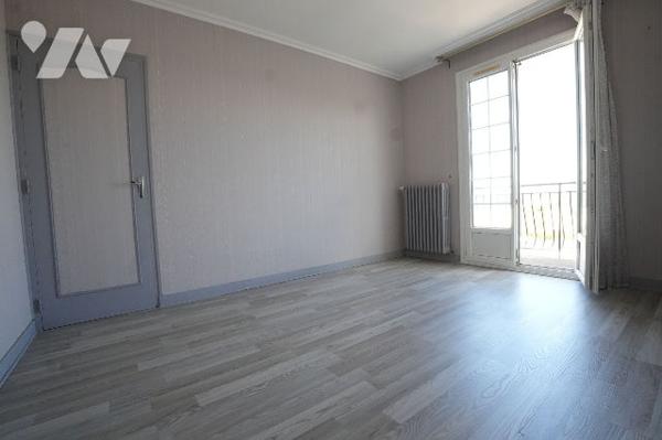 Maison quatre chambres et un bureau avec sous sol complet et jardin clos