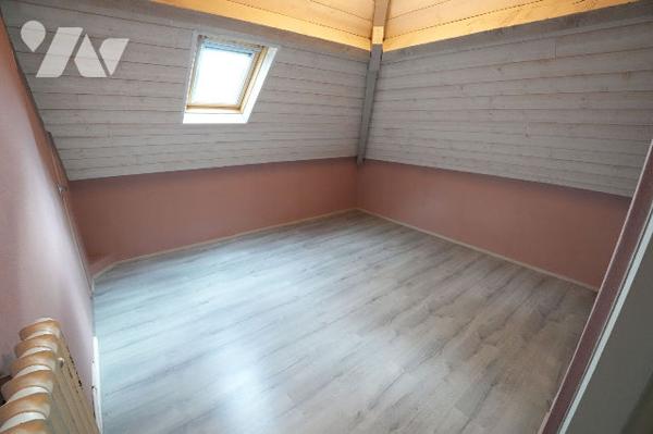 Maison quatre chambres et un bureau avec sous sol complet et jardin clos