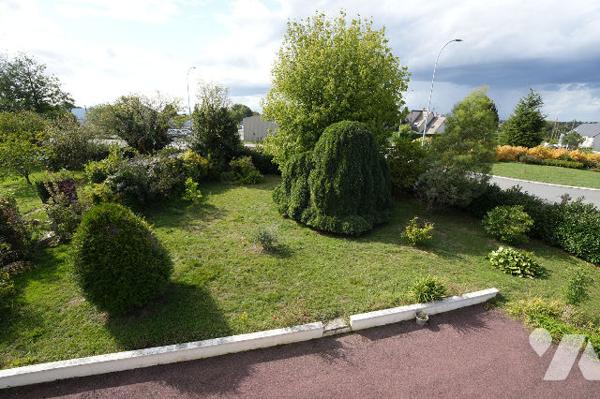 Maison quatre chambres et un bureau avec sous sol complet et jardin clos