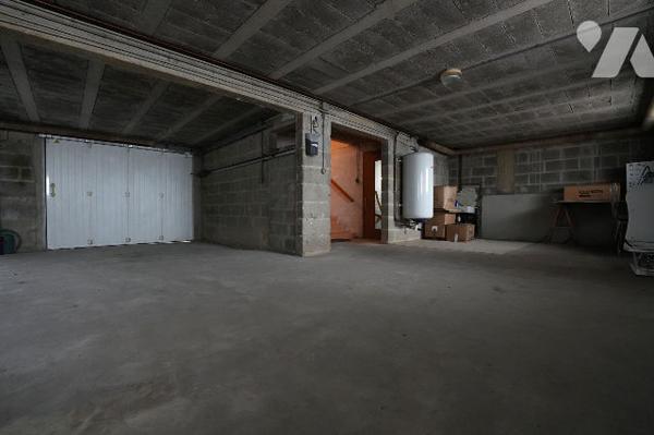 Maison quatre chambres et un bureau avec sous sol complet et jardin clos