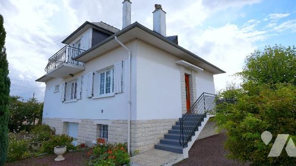Maison quatre chambres et un bureau avec sous sol complet et jardin clos