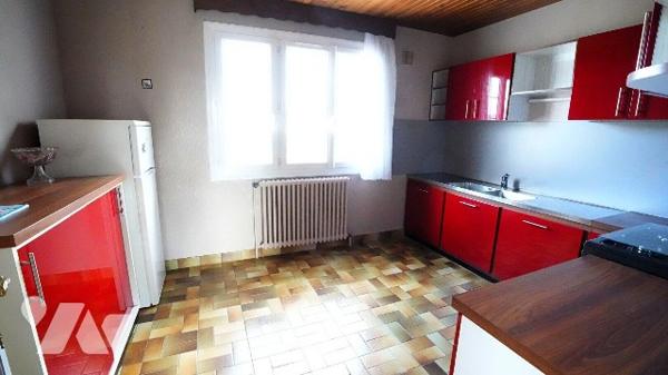 Maison quatre chambres et un bureau avec sous sol complet et jardin clos