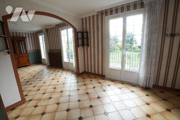 Maison quatre chambres et un bureau avec sous sol complet et jardin clos