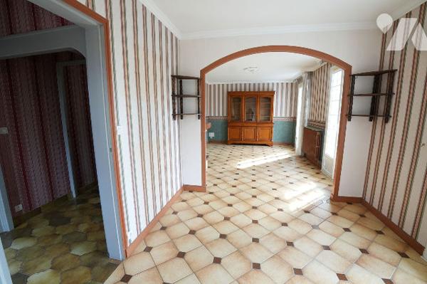 Maison quatre chambres et un bureau avec sous sol complet et jardin clos