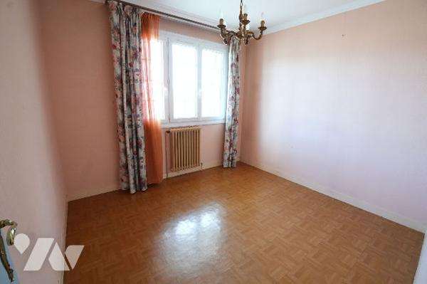 Maison quatre chambres et un bureau avec sous sol complet et jardin clos