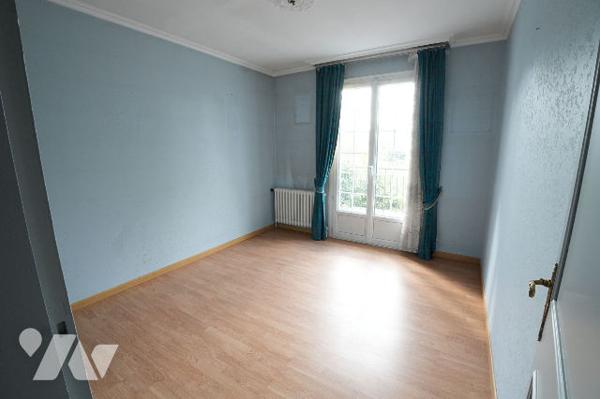 Maison quatre chambres et un bureau avec sous sol complet et jardin clos