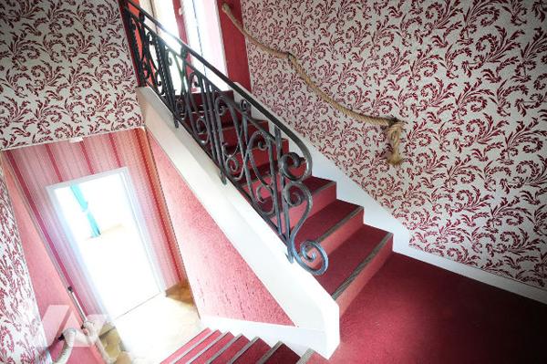 Maison quatre chambres et un bureau avec sous sol complet et jardin clos