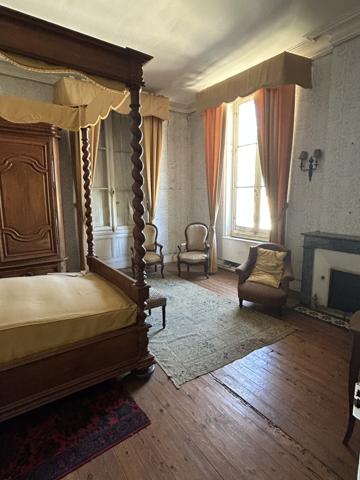 Château plus 5 maisons et des dépendances sur 39 hectares