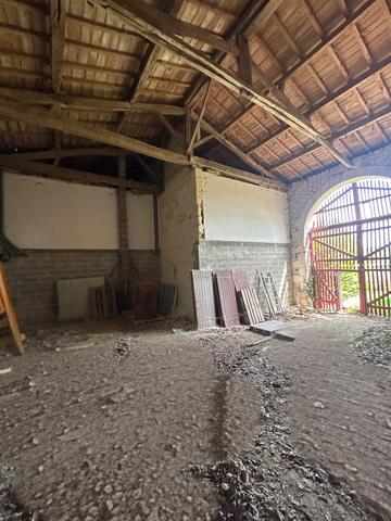 Château plus 5 maisons et des dépendances sur 39 hectares