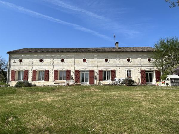 Château plus 5 maisons et des dépendances sur 39 hectares
