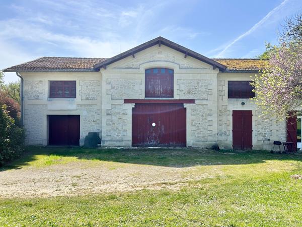 Château plus 5 maisons et des dépendances sur 39 hectares