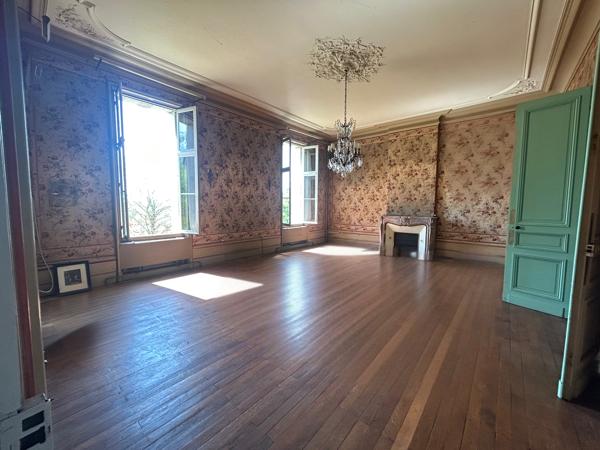 Château plus 5 maisons et des dépendances sur 39 hectares