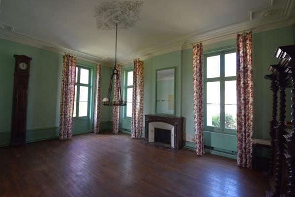 Château plus 5 maisons et des dépendances sur 39 hectares
