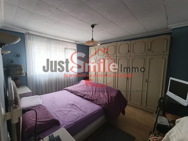 Maison en retrait de rue