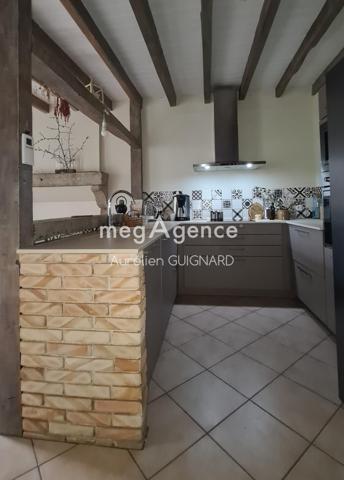 Maison à Bressuire, 79300 - 10 pièces 162m²