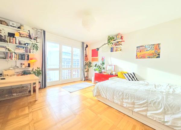 Grand studio très lumineux - Square de la Roquette