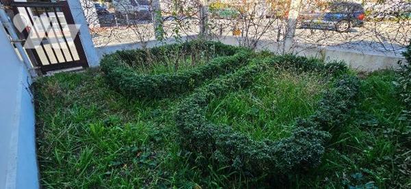 A vendre, Charente-Maritime, Quartier Saint Pierre, Maison à rafraichir, comprenant : véranda, ...