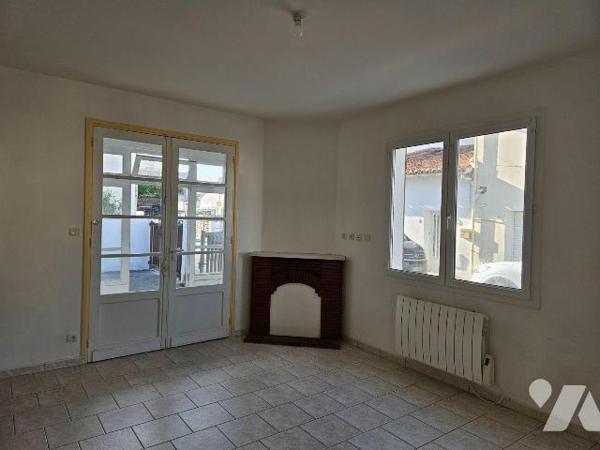 A vendre, Charente-Maritime, Quartier Saint Pierre, Maison à rafraichir, comprenant : véranda, ...
