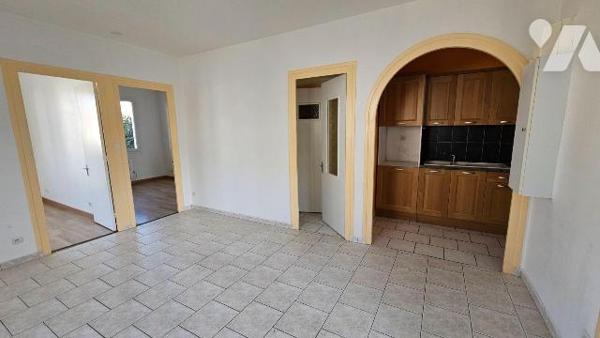 A vendre, Charente-Maritime, Quartier Saint Pierre, Maison à rafraichir, comprenant : véranda, ...