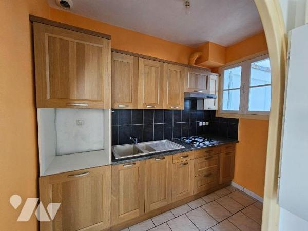 A vendre, Charente-Maritime, Quartier Saint Pierre, Maison à rafraichir, comprenant : véranda, ...