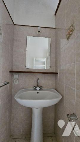 A vendre, Charente-Maritime, Quartier Saint Pierre, Maison à rafraichir, comprenant : véranda, ...