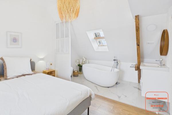 MAISON DE VILLAGE ENTIEREMENT RESTAURE AVEC COUR