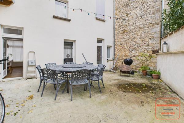 MAISON DE VILLAGE ENTIEREMENT RESTAURE AVEC COUR