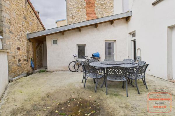 MAISON DE VILLAGE ENTIEREMENT RESTAURE AVEC COUR