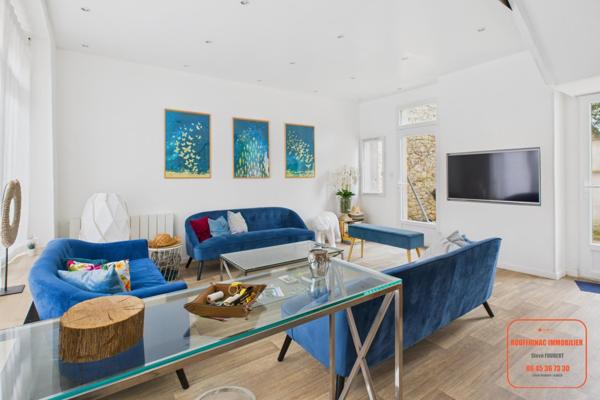 MAISON DE VILLAGE ENTIEREMENT RESTAURE AVEC COUR