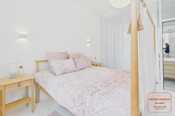 MAISON DE VILLAGE ENTIEREMENT RESTAURE AVEC COUR