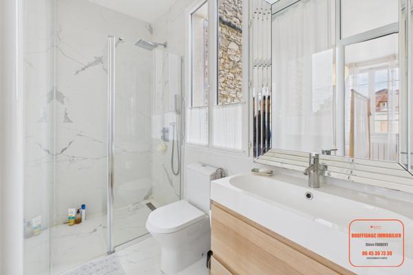 MAISON DE VILLAGE ENTIEREMENT RESTAURE AVEC COUR