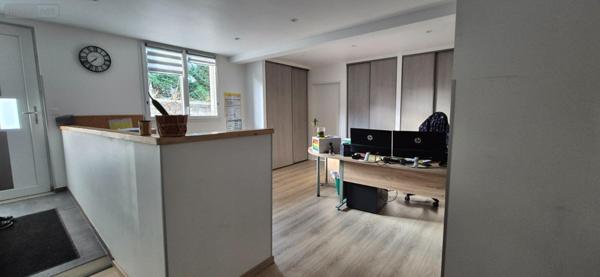 Entrepôt et bureaux à vendre à Cherré-Au dans la Sarthe (72400), ref : 465