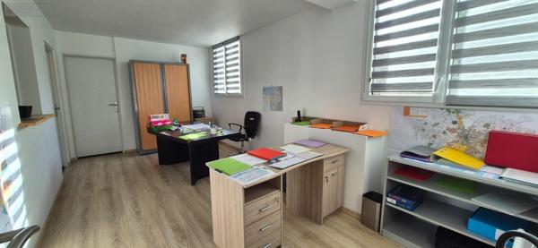 Entrepôt et bureaux à vendre à Cherré-Au dans la Sarthe (72400), ref : 465