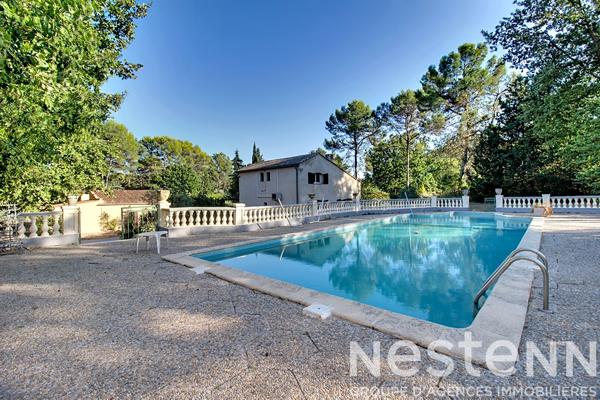 A VENDRE DRAGUIGNAN - Propriété d'environ 240 m² avec deux maisons, studio indépendant, piscine et dépendances sur 3 000 m² de terrain