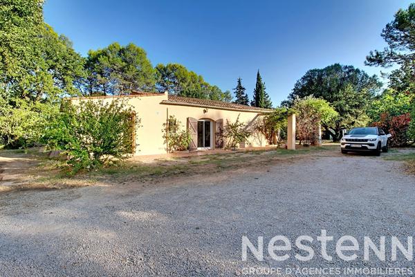 A VENDRE DRAGUIGNAN - Propriété d'environ 240 m² avec deux maisons, studio indépendant, piscine et dépendances sur 3 000 m² de terrain