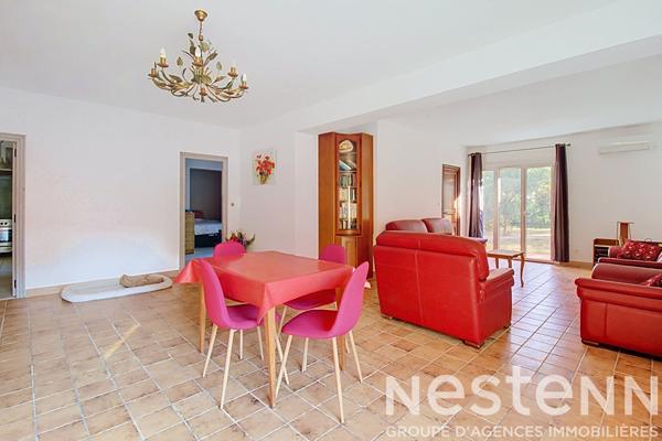 A VENDRE DRAGUIGNAN - Propriété d'environ 240 m² avec deux maisons, studio indépendant, piscine et dépendances sur 3 000 m² de terrain