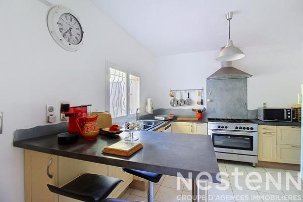 A VENDRE DRAGUIGNAN - Propriété d'environ 240 m² avec deux maisons, studio indépendant, piscine et dépendances sur 3 000 m² de terrain