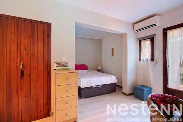 A VENDRE DRAGUIGNAN - Propriété d'environ 240 m² avec deux maisons, studio indépendant, piscine et dépendances sur 3 000 m² de terrain